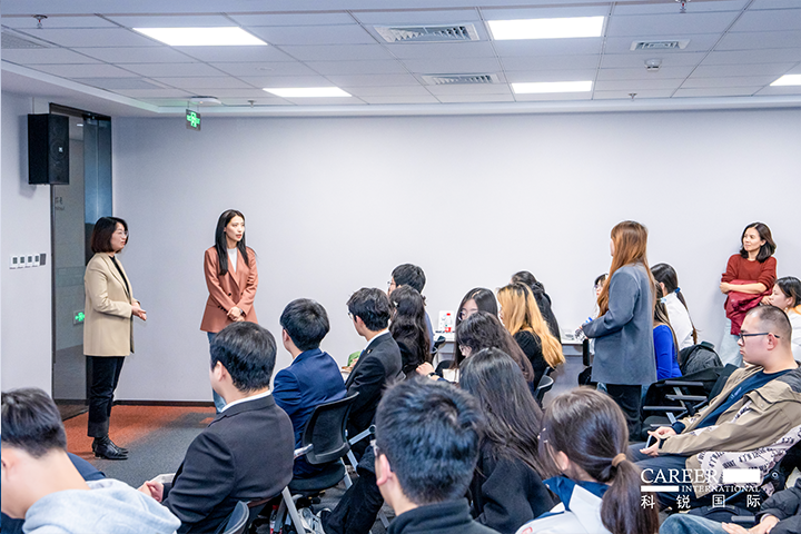 知名人力资源服务商凯发K8国际国际的相关资深顾问与企业高级负责人在参访末尾回答现场关于人力资源产业的问题