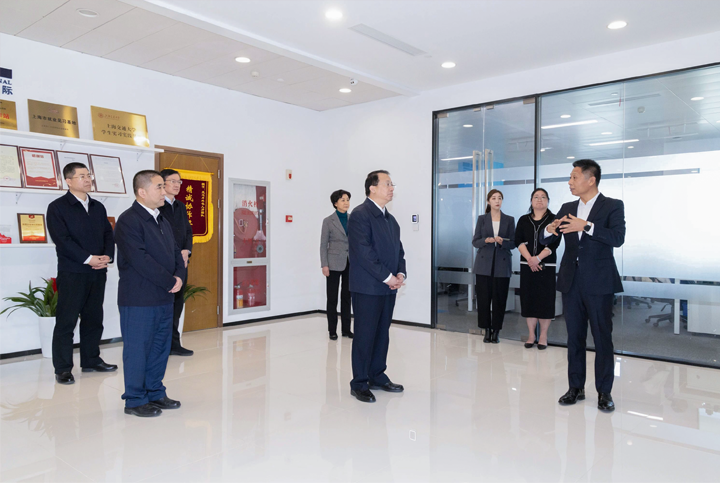 上海市长龚正一行察看AI知名人力资源服务公司凯发K8国际国际的AI赋能人力资源数据动态分析平台